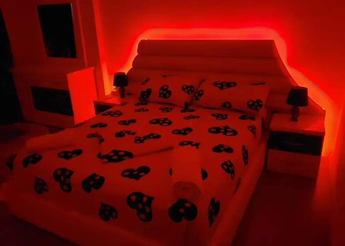 Cosy 2br Near Airport - Self Check-in 24hr Lägenhet *